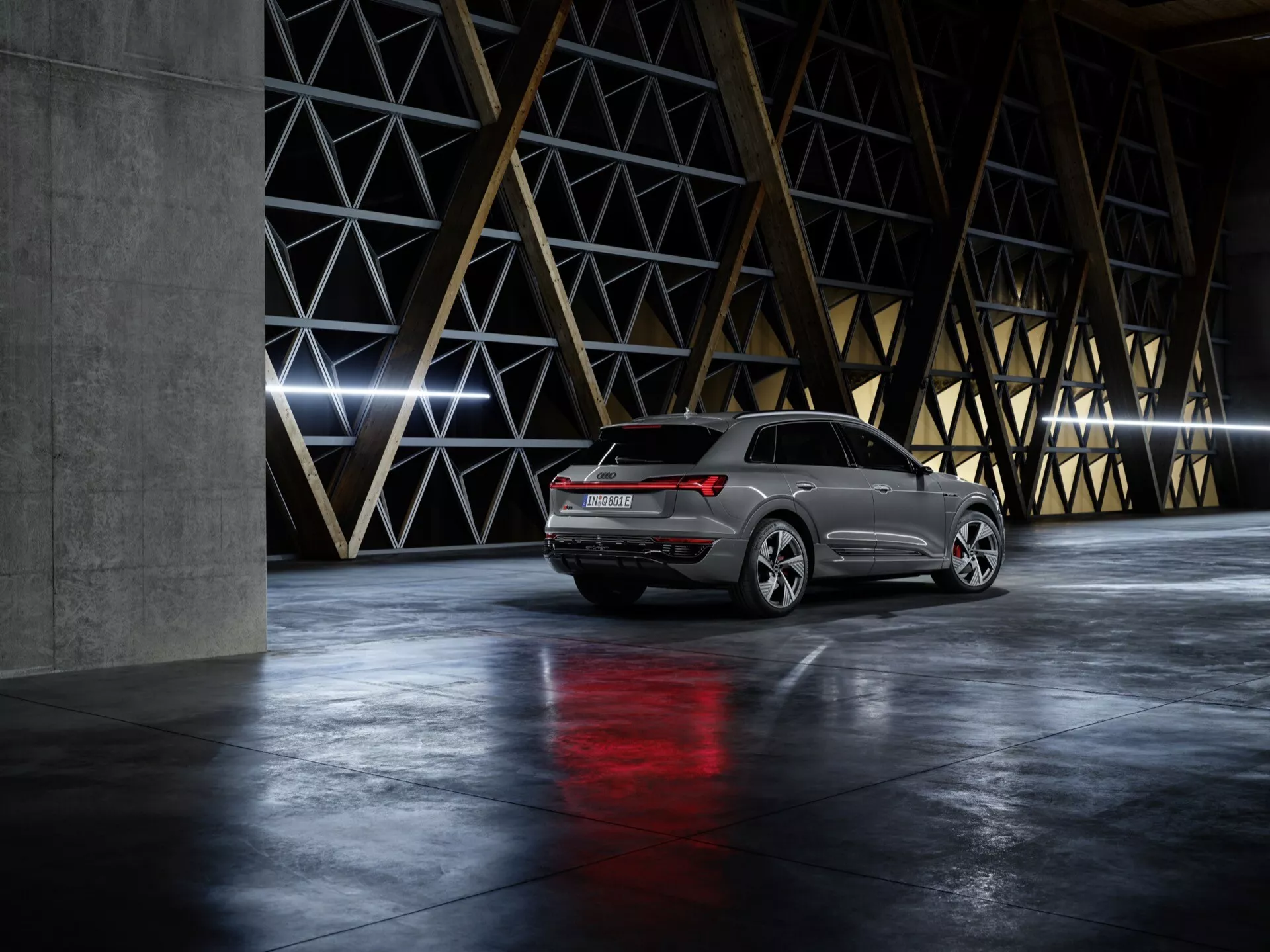Audi Q8 e-tron 2023 em Branco Glaciar, exibindo seu exterior elegante, faróis LED avançados e silhueta dinâmica