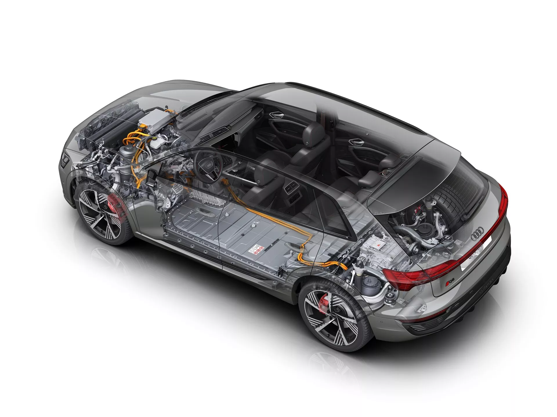 Visão em ângulo alto, semi-aérea do Audi Q8 e-tron 2023 mostrando seu design em corte que revela componentes internos como chassis, pacote de baterias, motores elétricos e sistema de suspensão contra um fundo branco