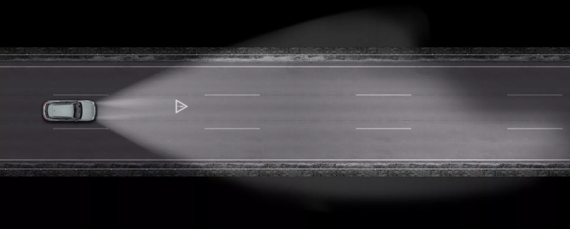 Audi Q8 e-tron 2023 captura uma visão aérea a conduzir numa autoestrada de várias faixas à noite, exibindo tecnologia de faróis impressionante e efeitos dinâmicos de desfoque de movimento