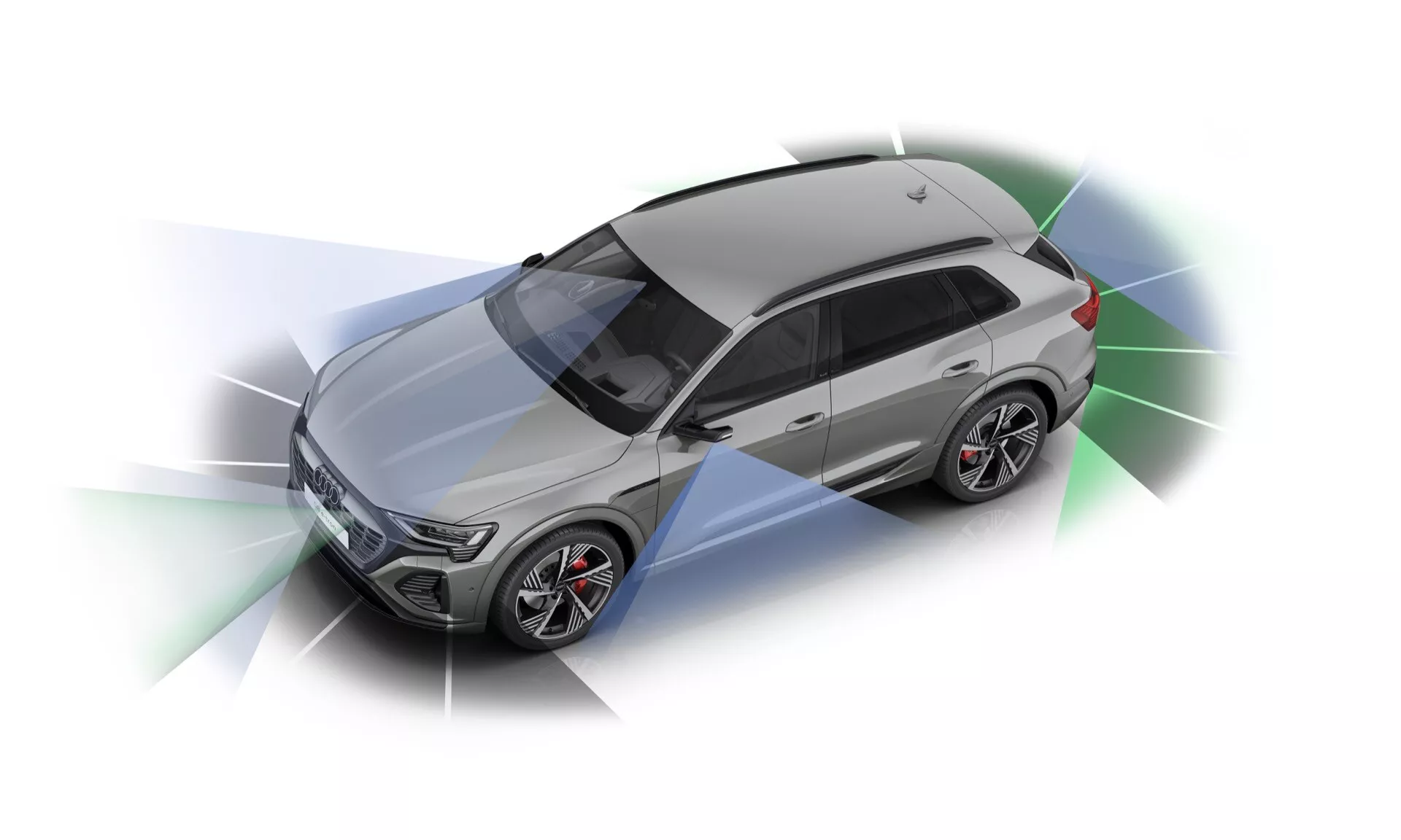 Visão em ângulo alto do Audi Q8 e-tron 2023 destacando seu design esportivo de SUV tipo coupé, teto solar panorâmico, rodas de liga leve multirraios, iluminação LED e características avançadas de segurança