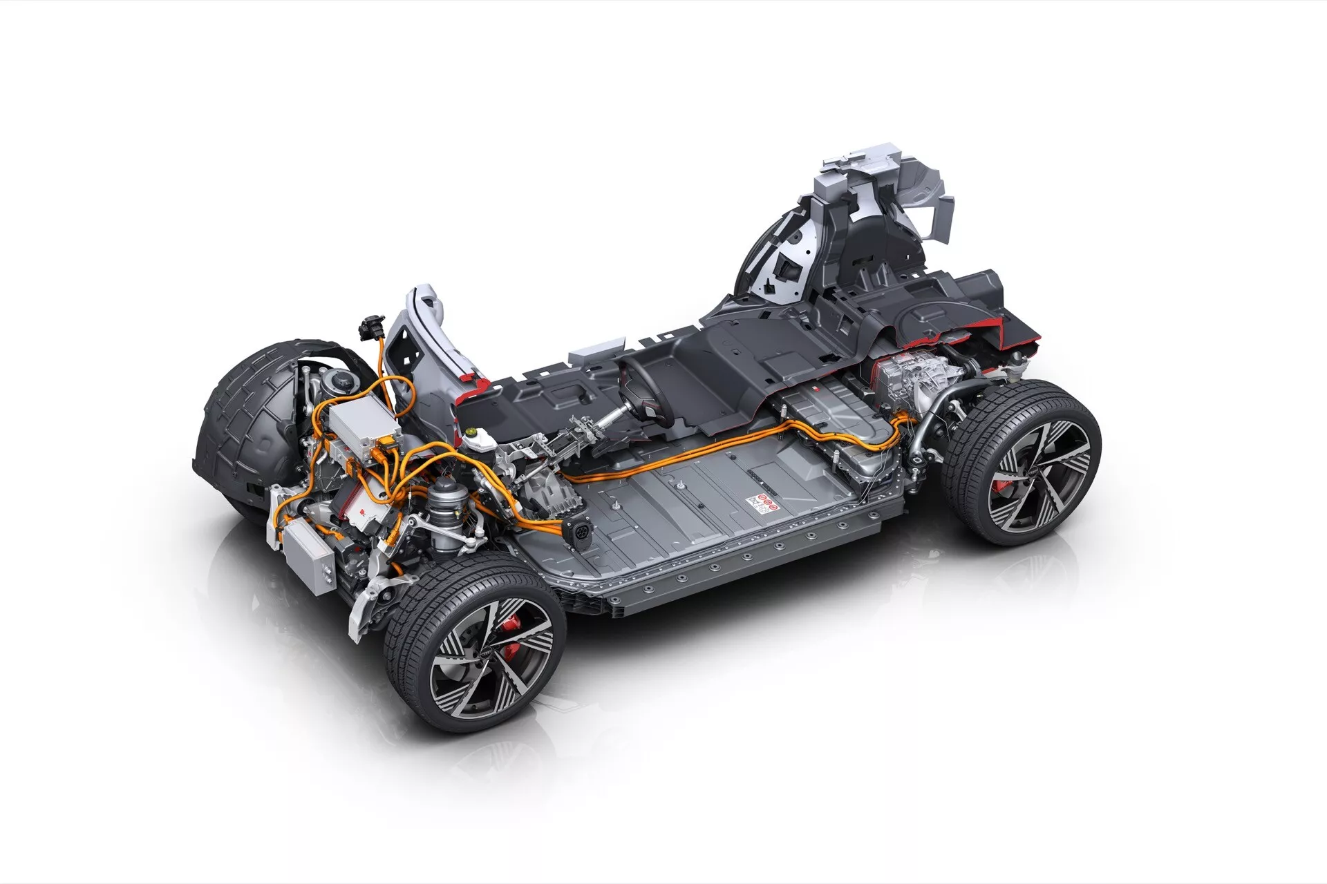Vista de cima do chassis do veículo elétrico Audi Q8 e-tron 2023 mostrando o pacote de baterias, motores elétricos, suspensão, freios e características de segurança sem painéis de carroceria
