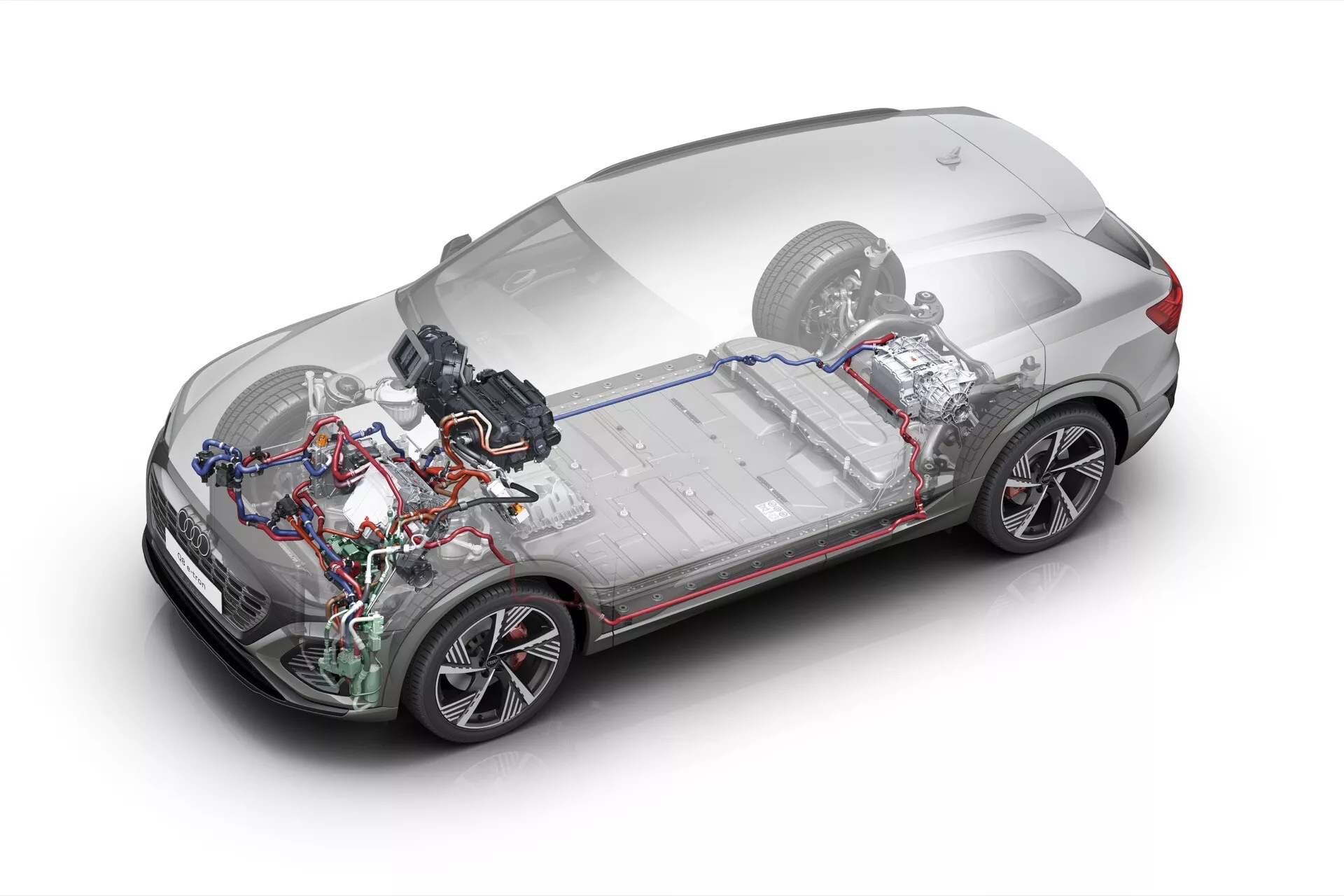 Audi Q8 e-tron 2023 em vista frontal alta de três quartos com corte transparente revelando o trem de força elétrico e o pacote de baterias contra um fundo isolado