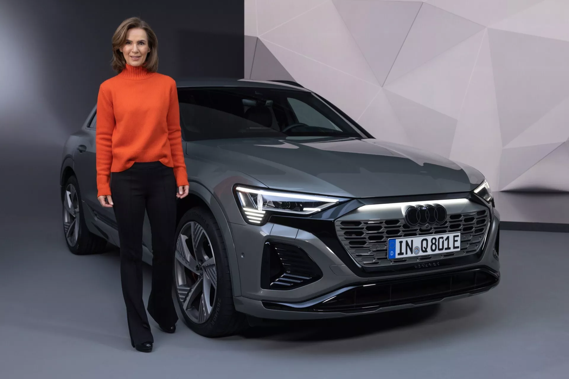 Vista angular frontal do Audi Q8 e-tron 2023 mostrando faróis LED, grade frontal hexagonal e linhas de design elegantes