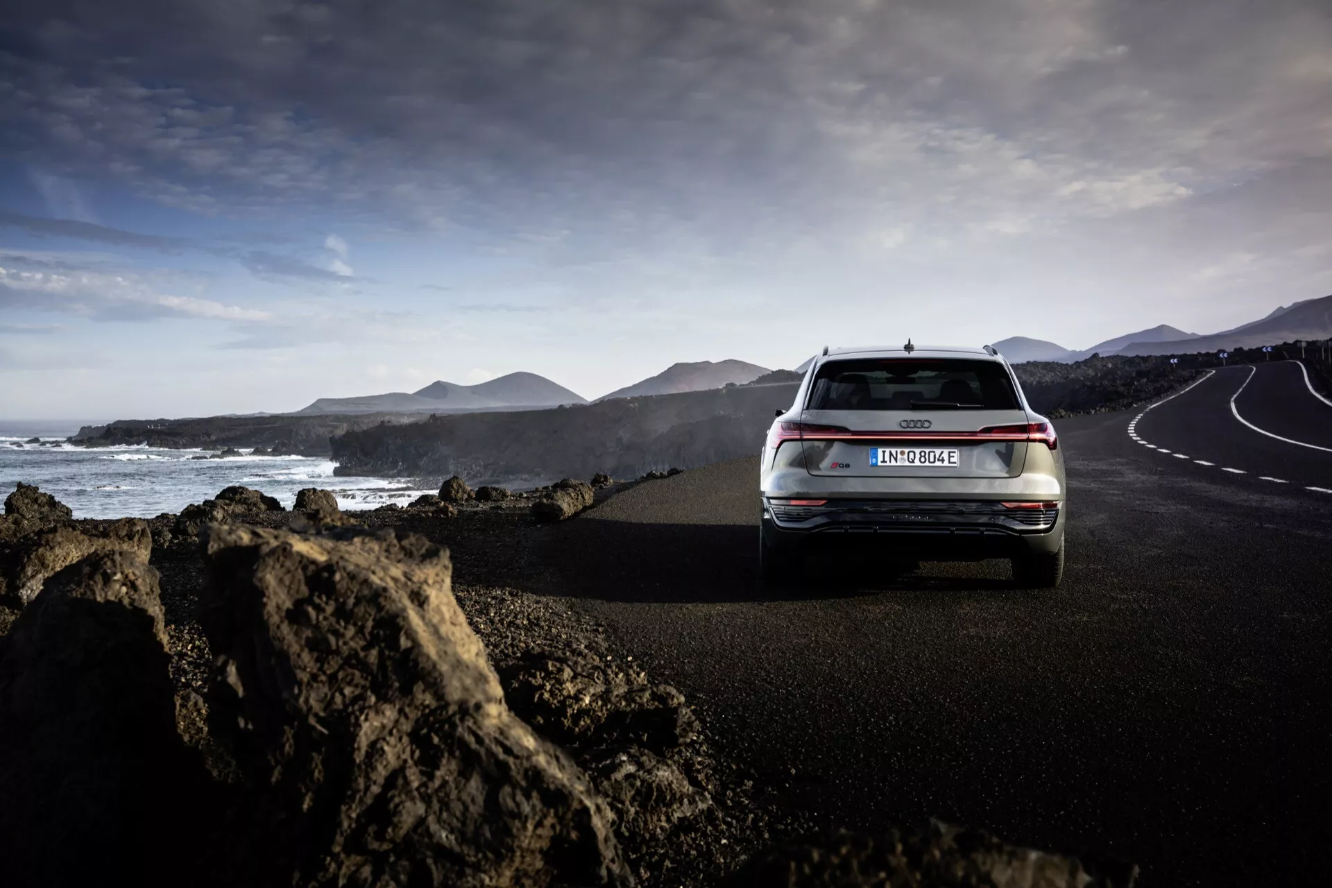 Audi Q8 e-tron 2023 em Edição Grafite exibindo sua silhueta elegante, iluminação LED avançada e design aerodinâmico