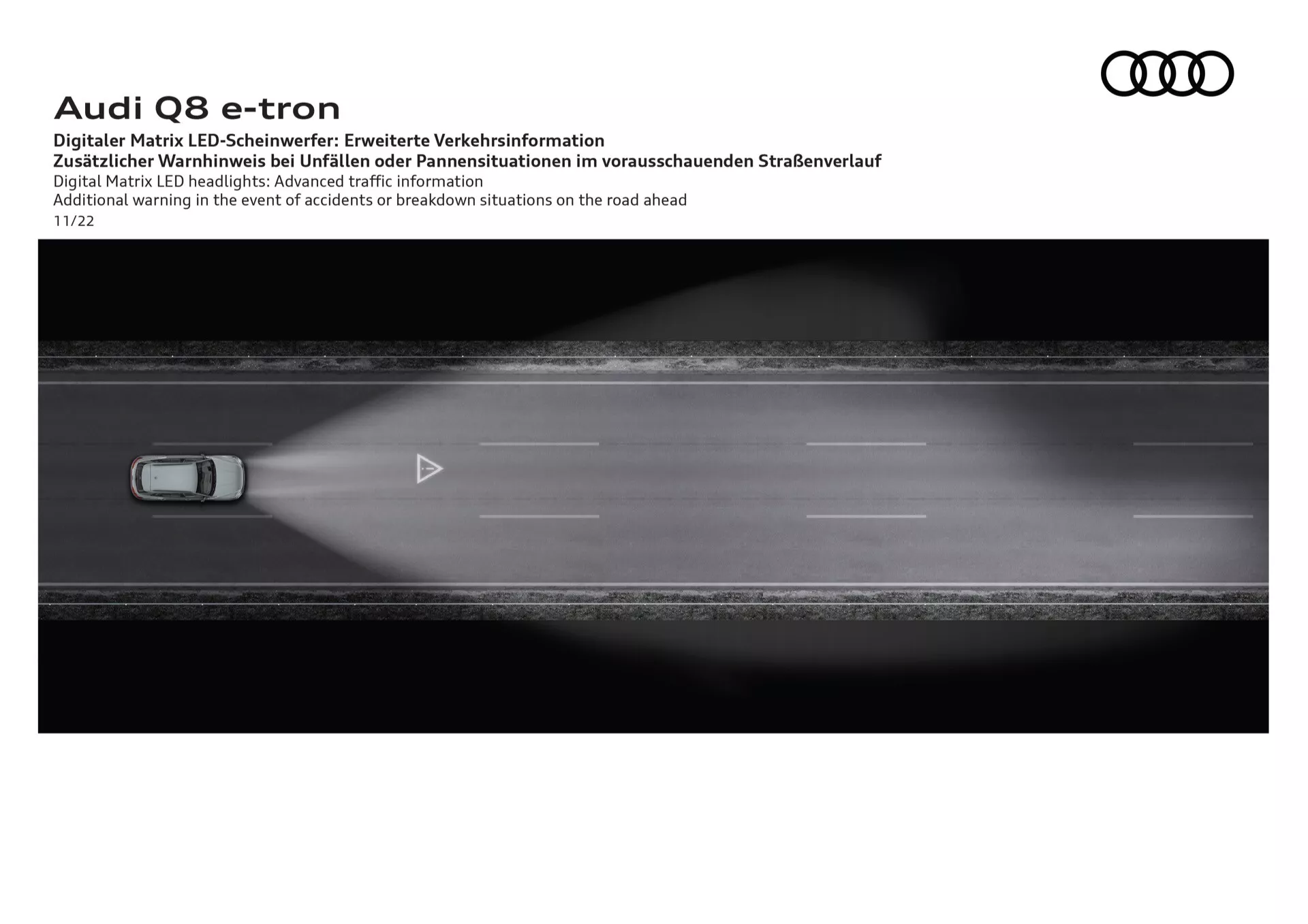 Visão aérea do Audi Q8 e-tron 2023 apresentando a tecnologia de faróis LED Digital Matrix em uma estrada escura, em uma imagem de apresentação em escala de cinza destacando recursos avançados de iluminação e segurança.