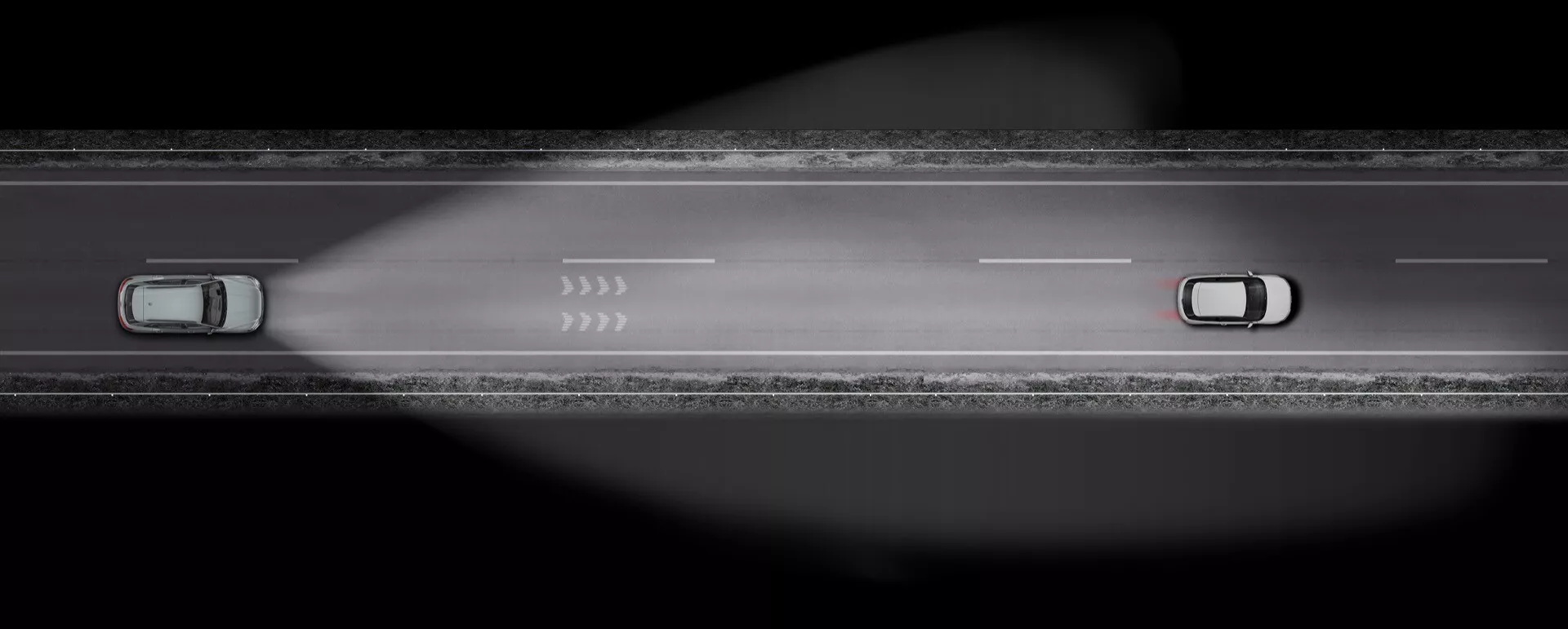 Audi Q8 e-tron 2023 capturado de uma vista aérea mostrando dois carros em uma estrada de duas faixas, ilustrando movimento dinâmico com tecnologia de assistência ao condutor e características avançadas de condução autônoma em um ambiente pouco iluminado