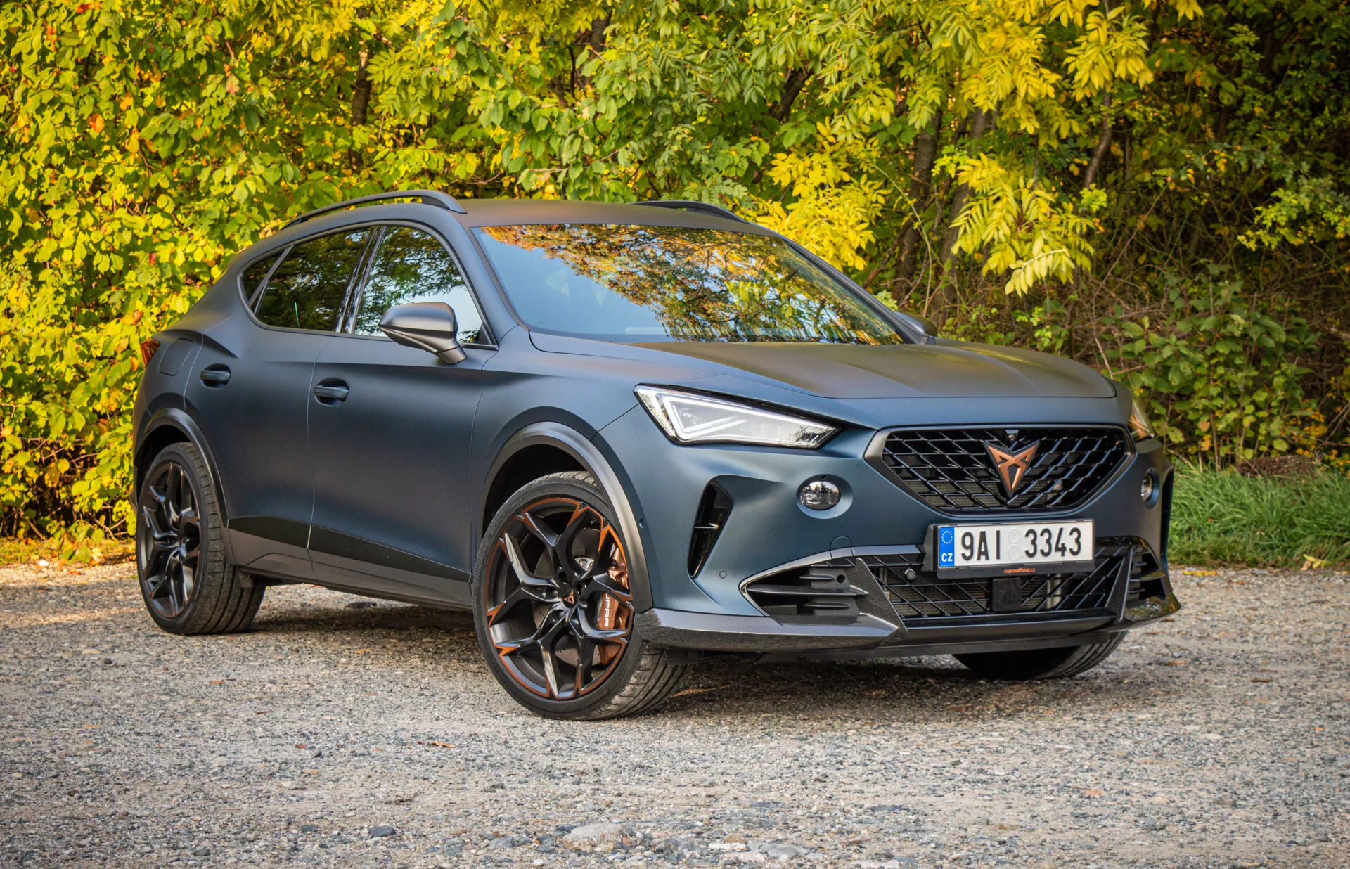SUV crossover Cupra Formentor 2020 estacionado ao ar livre, mostrando perspectiva frontal de três quartos com ênfase no design esportivo, fachada frontal com faróis LED e grade, perfil lateral com rodas de liga leve de múltiplos raios e potencial capacidade off-road