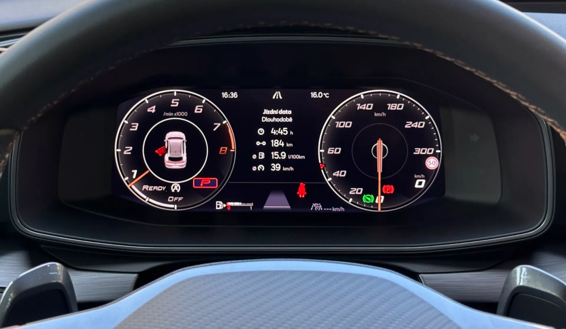 Vista detalhada do cluster de instrumentos digitais do Cupra Formentor 2020 exibindo conta-rotações, diagrama do veículo com aviso e velocímetro estacionário na perspectiva do motorista