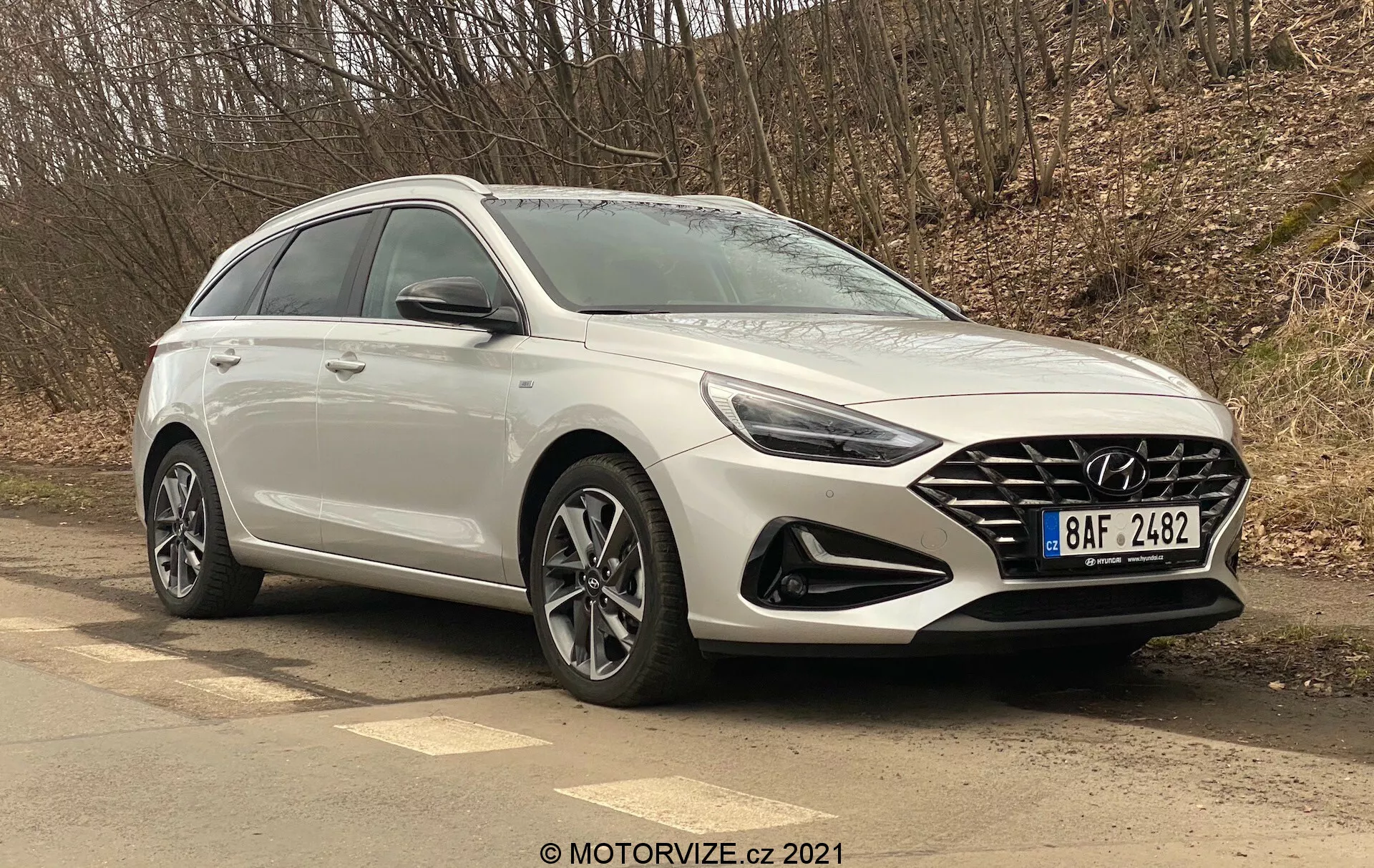 Hyundai i30 Kombi 2020 em um design elegante, mostrando seu exterior estiloso e recursos avançados, estacionado em um ambiente urbano