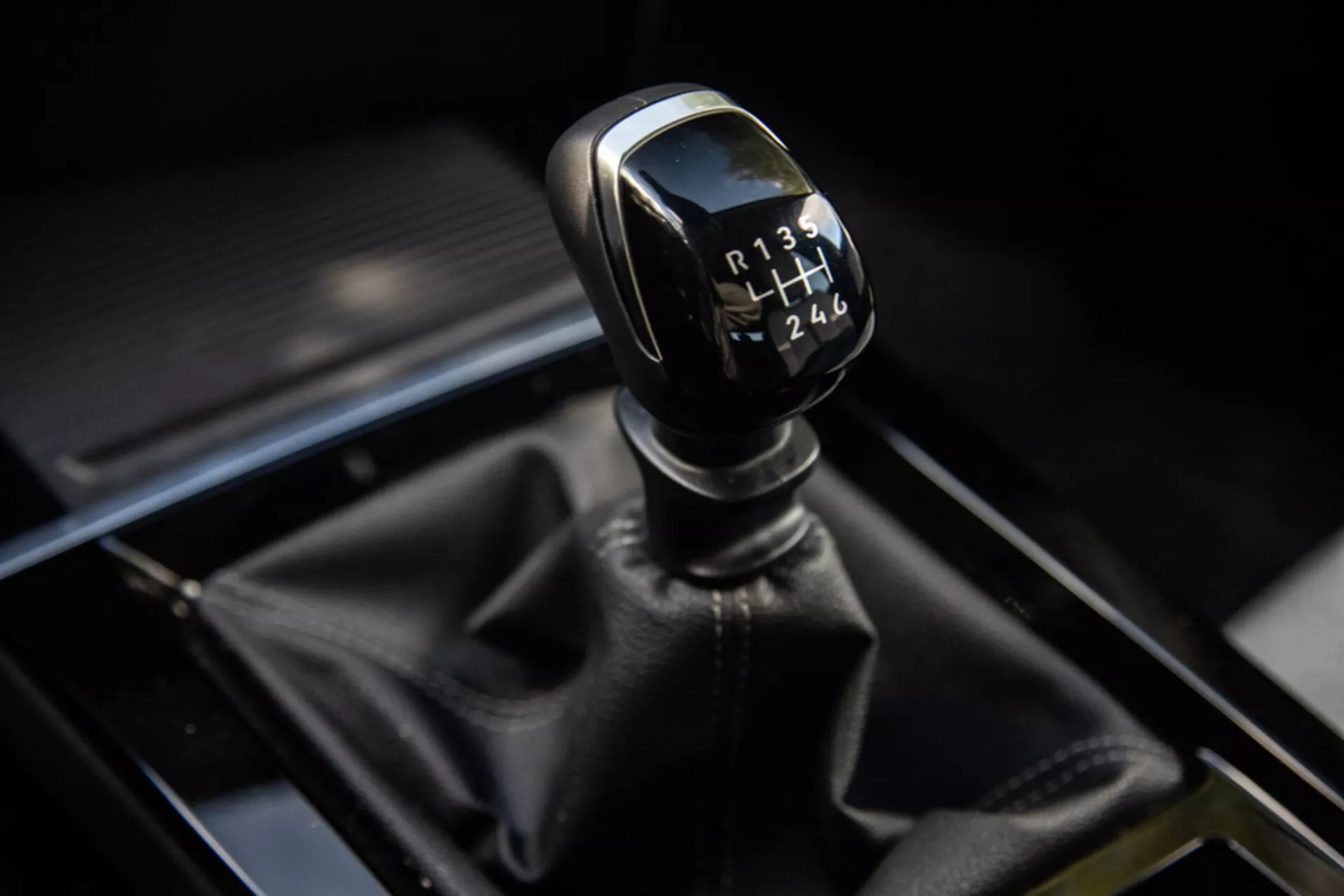 Vista detalhada da alavanca de câmbio manual de 6 velocidades com ré de um Opel Astra 2022, mostrando o detalhe do pomo do câmbio e área circundante