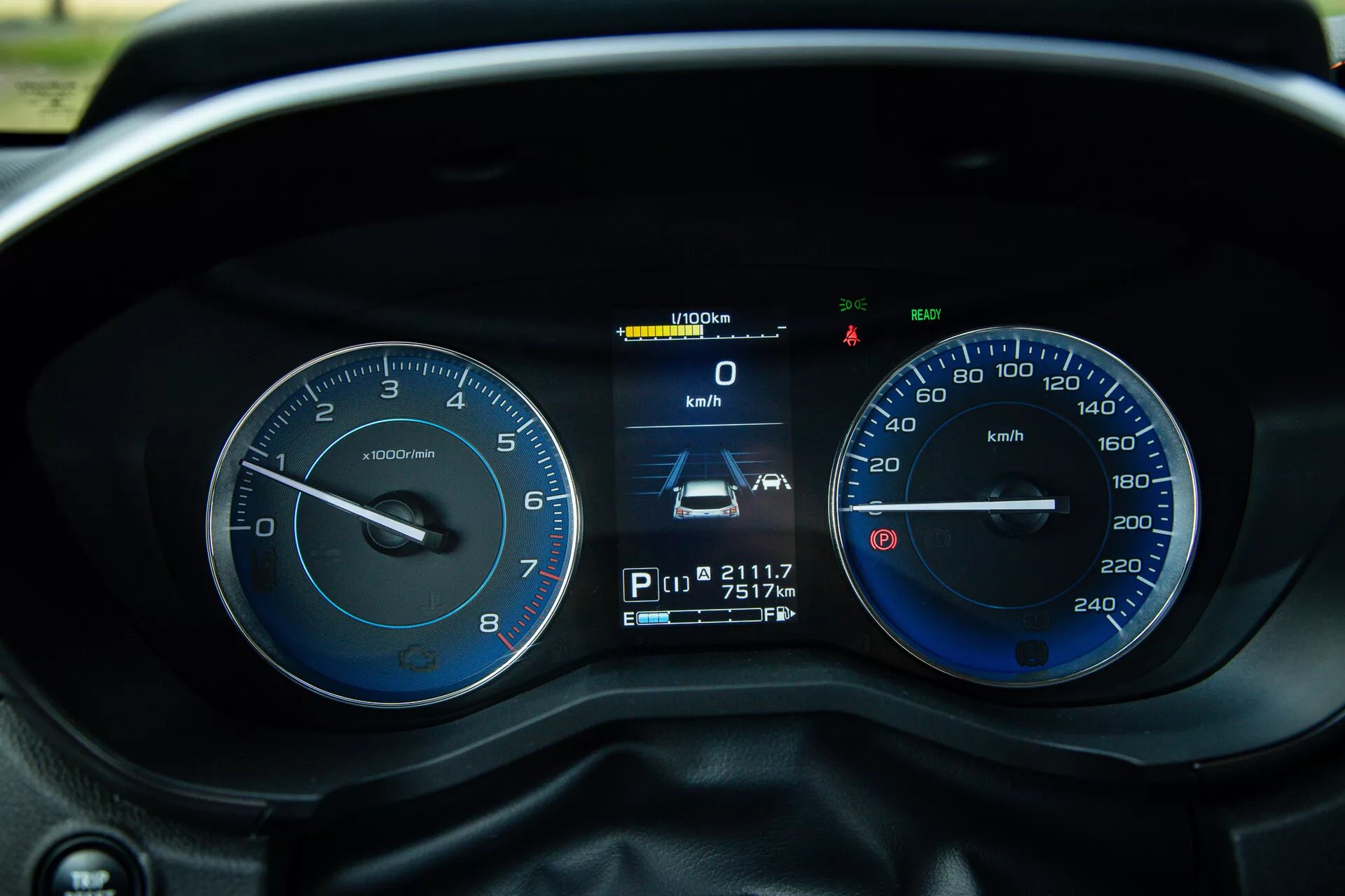 Vista detalhada do cluster de instrumentos da Subaru XV 2021 pela perspectiva do condutor, incluindo tacômetro, velocímetro e display digital mostrando velocidade, posição da marcha, leitura do odômetro e do medidor de viagem, juntamente com vários indicadores e luzes de aviso