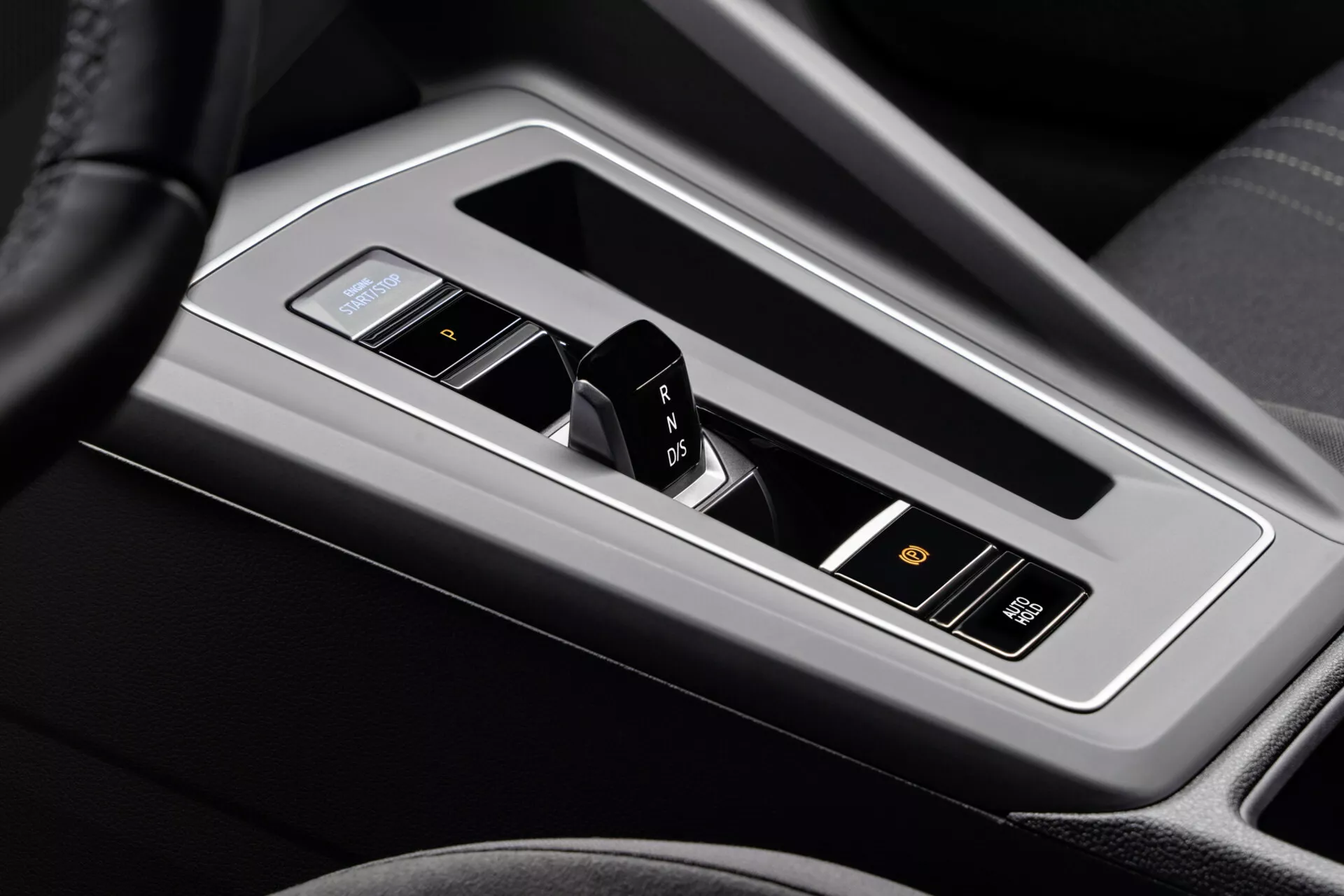 Vista detalhada do console central do VW Golf Alltrack 2017 mostrando o seletor de marchas eletrônico em transmissão automática com layout P R N D, botão de partida/parada sem chave e detalhes internos de luxo