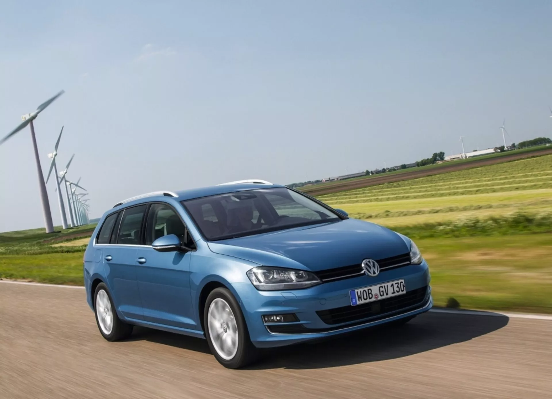 Volkswagen Golf 2012 na cor branca, vista lateral, exibindo design elegante e construção compacta, perfeito para condução urbana e consumo eficiente de combustível