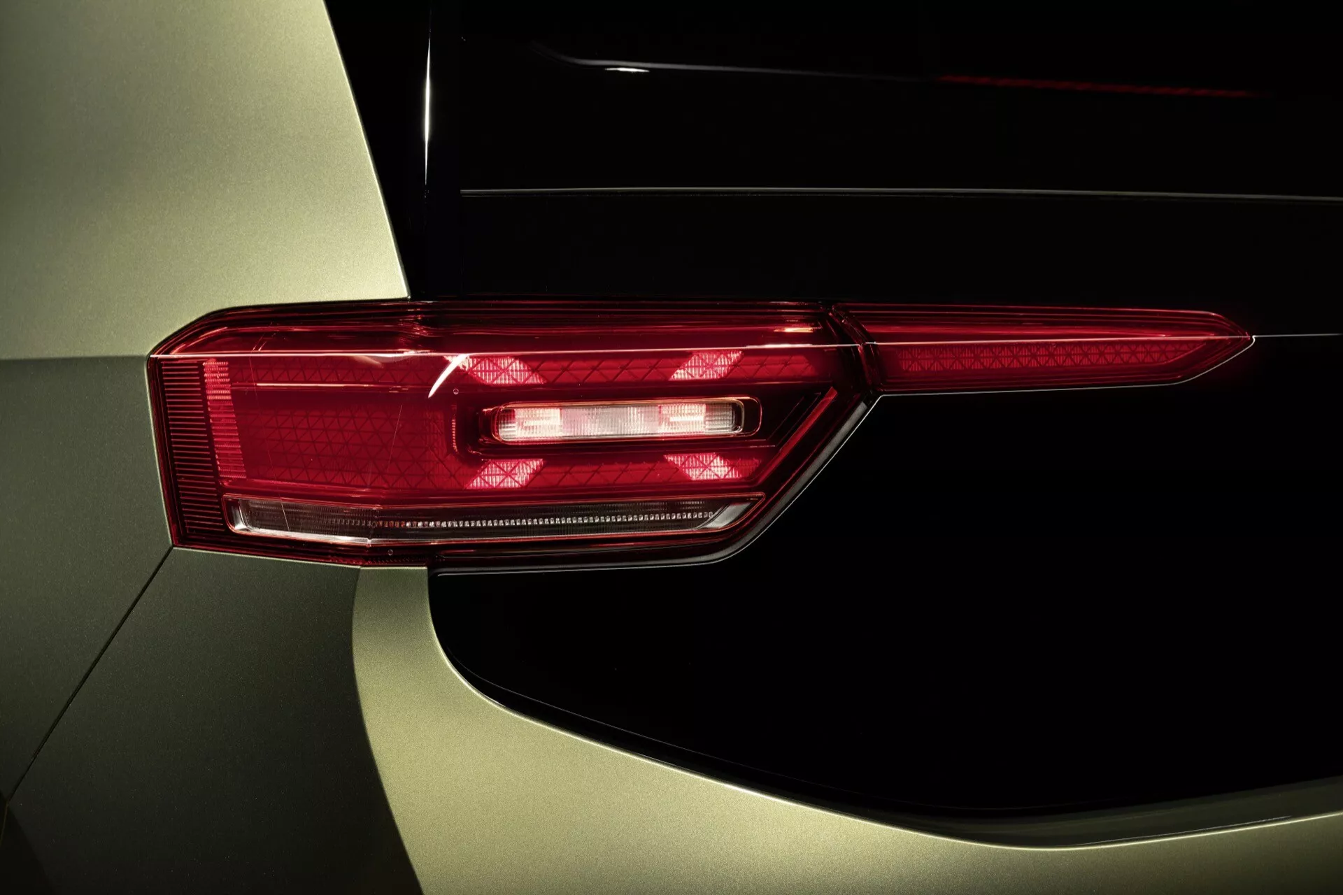 Close-up da luz traseira do VW ID.3 2023 (1ª Geração - Facelift), destacando o design LED sofisticado e detalhes intricados de uma perspectiva lateral