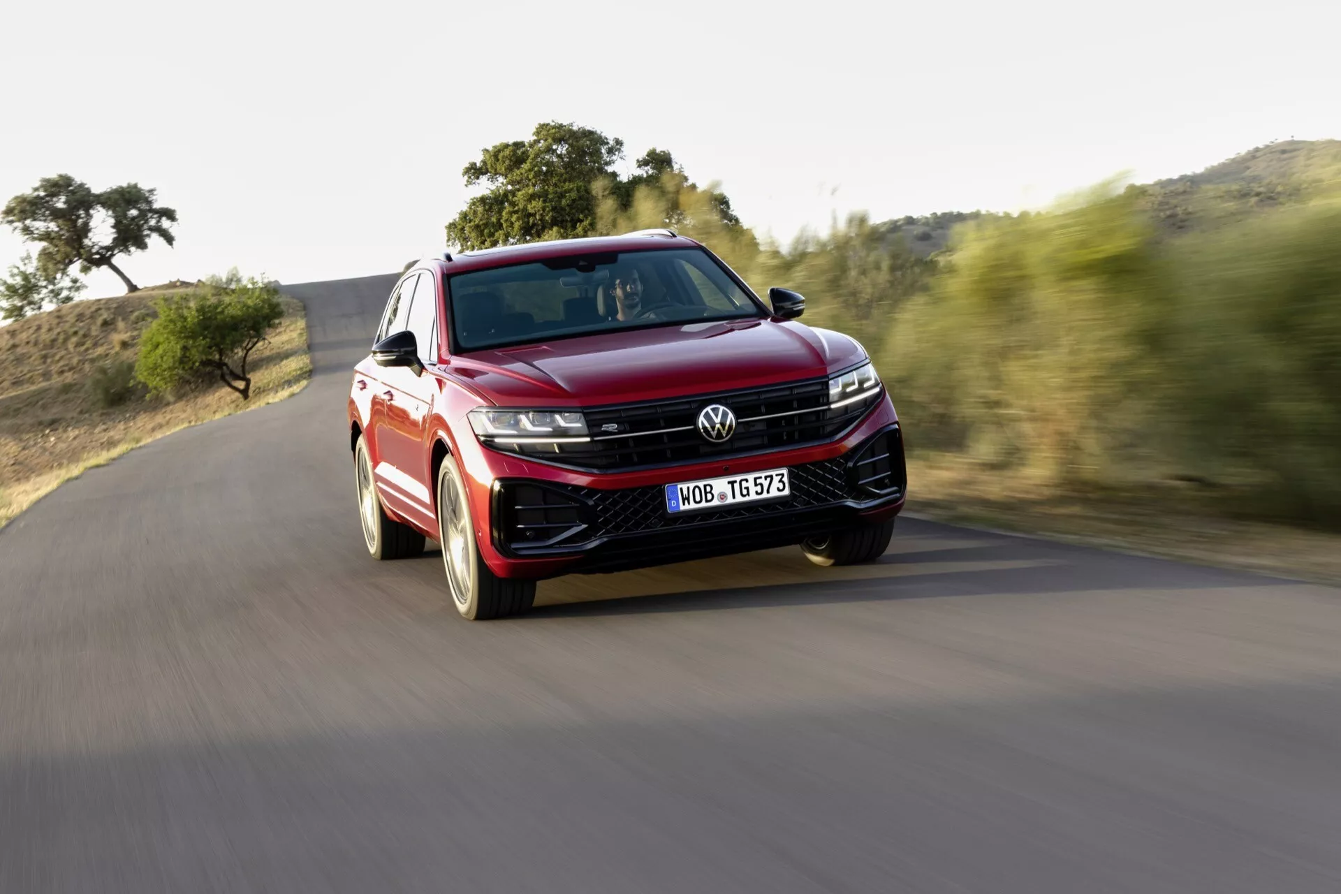 Modelo VW Touareg III Facelift 2023 em movimento, mostrando design elegante e recursos modernos