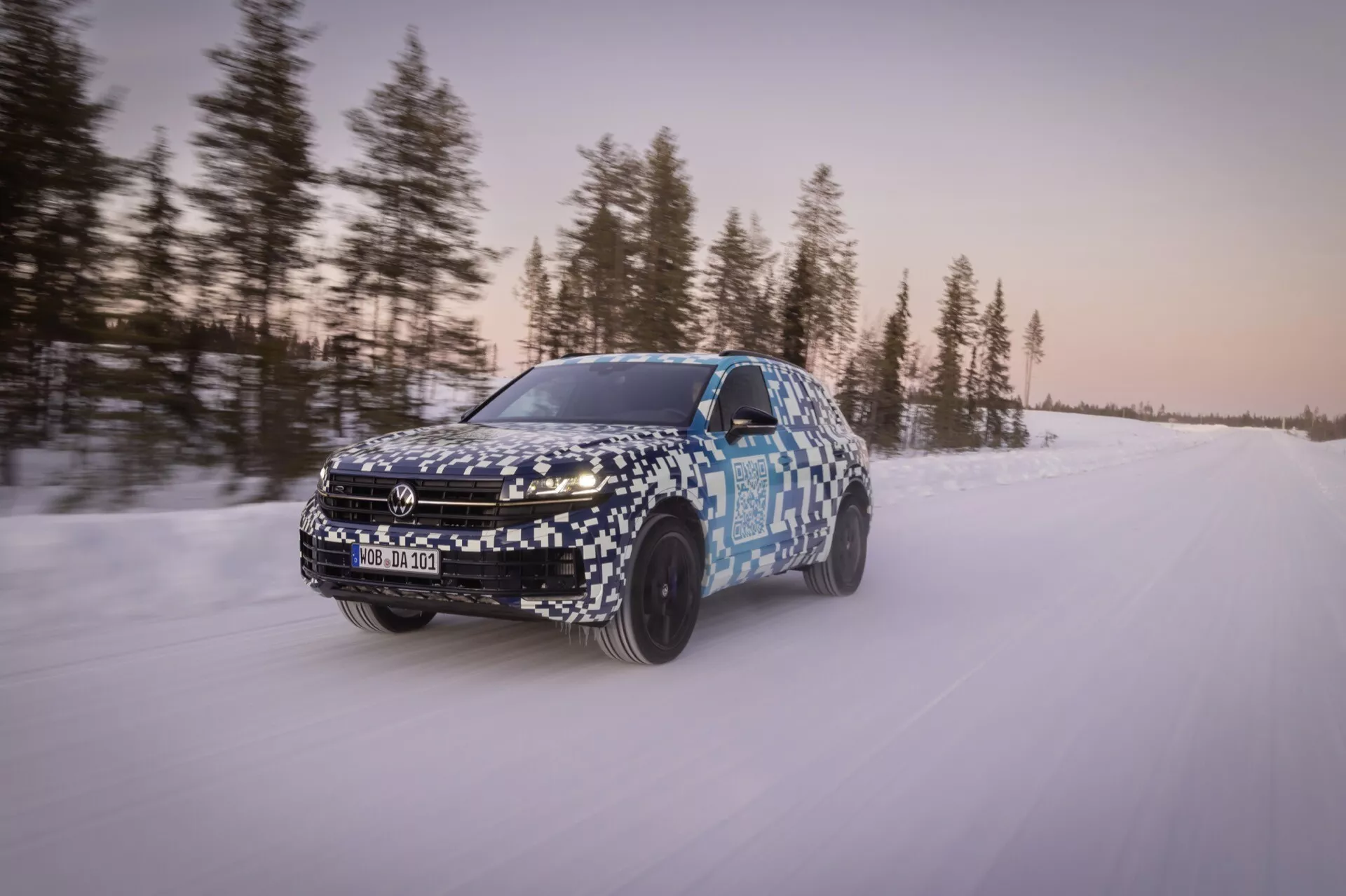 Modelo Volkswagen Touareg III reestilizado em 2023 apresentando design aprimorado, tecnologia avançada e desempenho melhorado